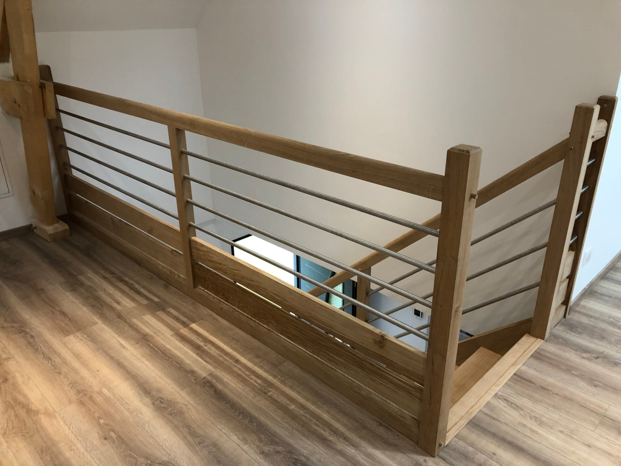 Escalier chêne balustres inox sur mesure à Belhomert vue de profil par Charron Père et Fils